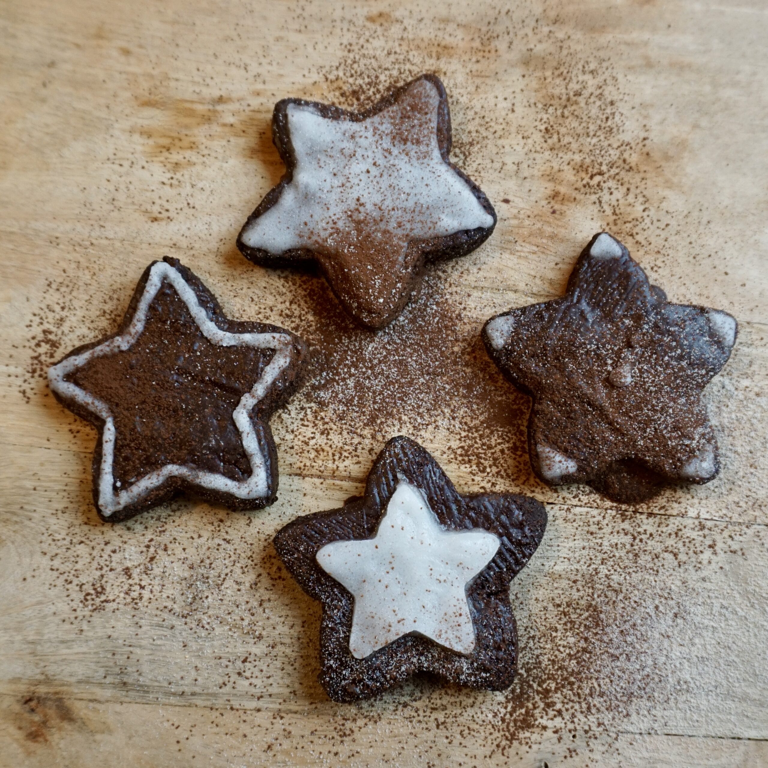 mit Zuckerguss verzierte Lebkuchensterne