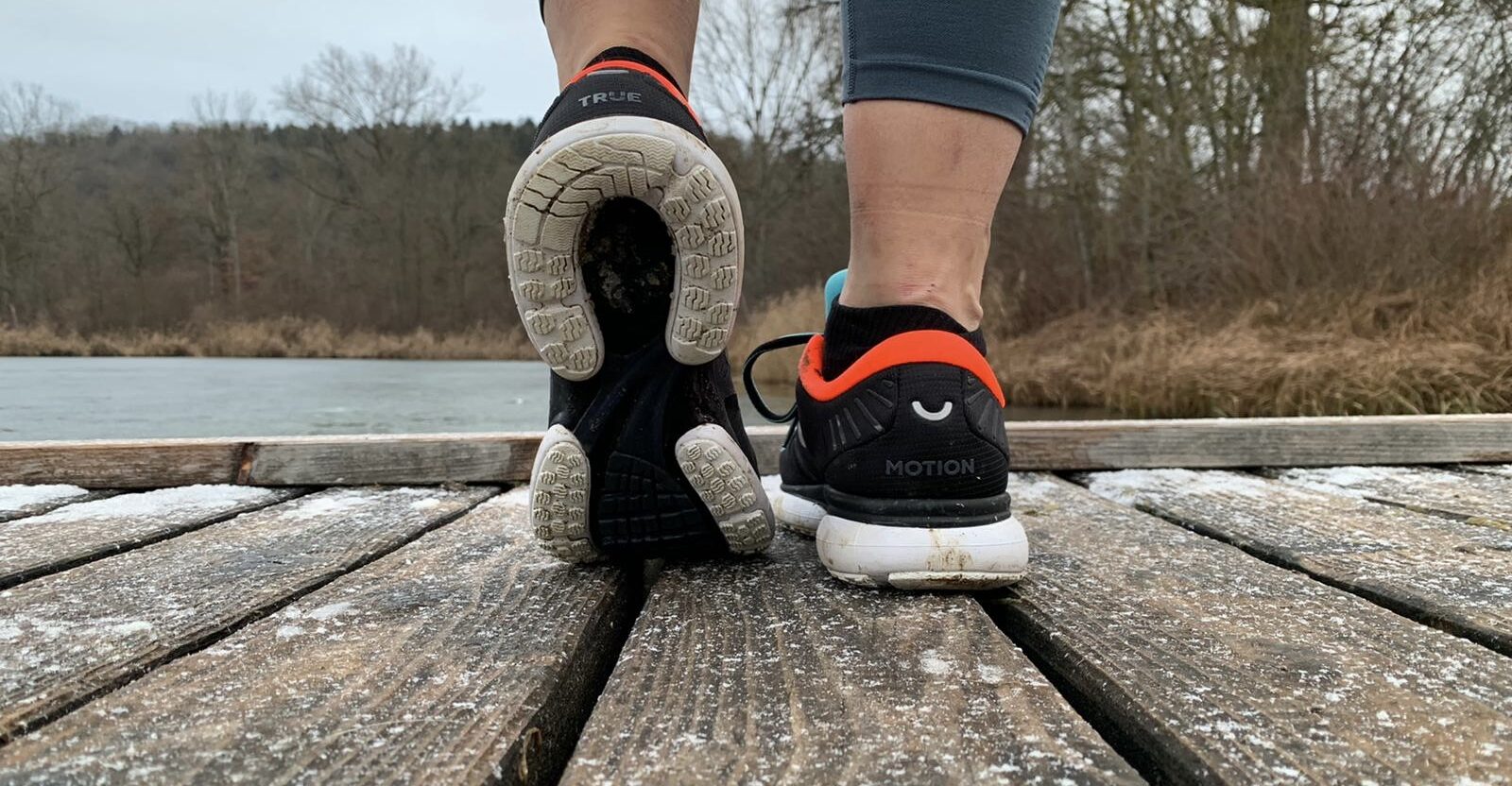 Laufschuhe am See